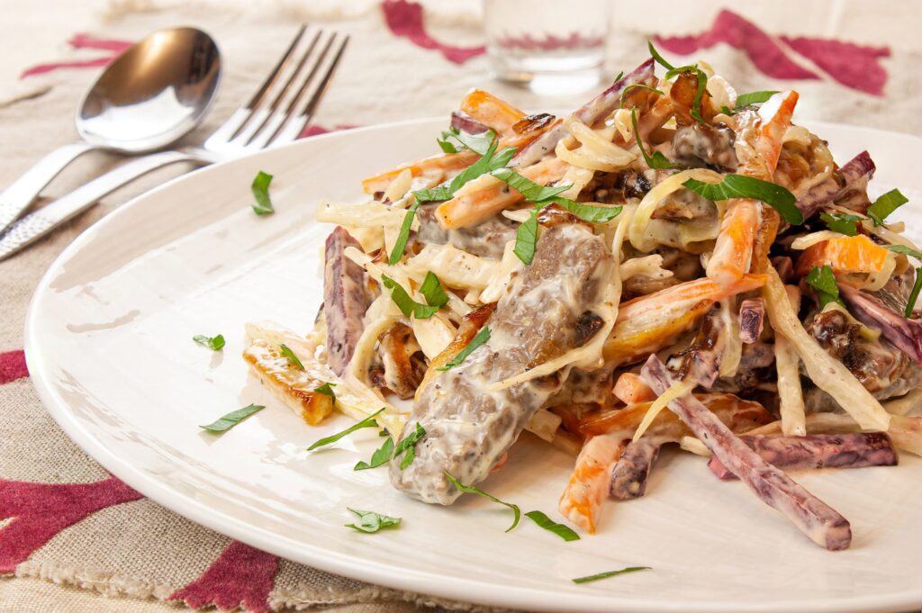 Салат с жареным мясом, картошкой и свежей свёклой