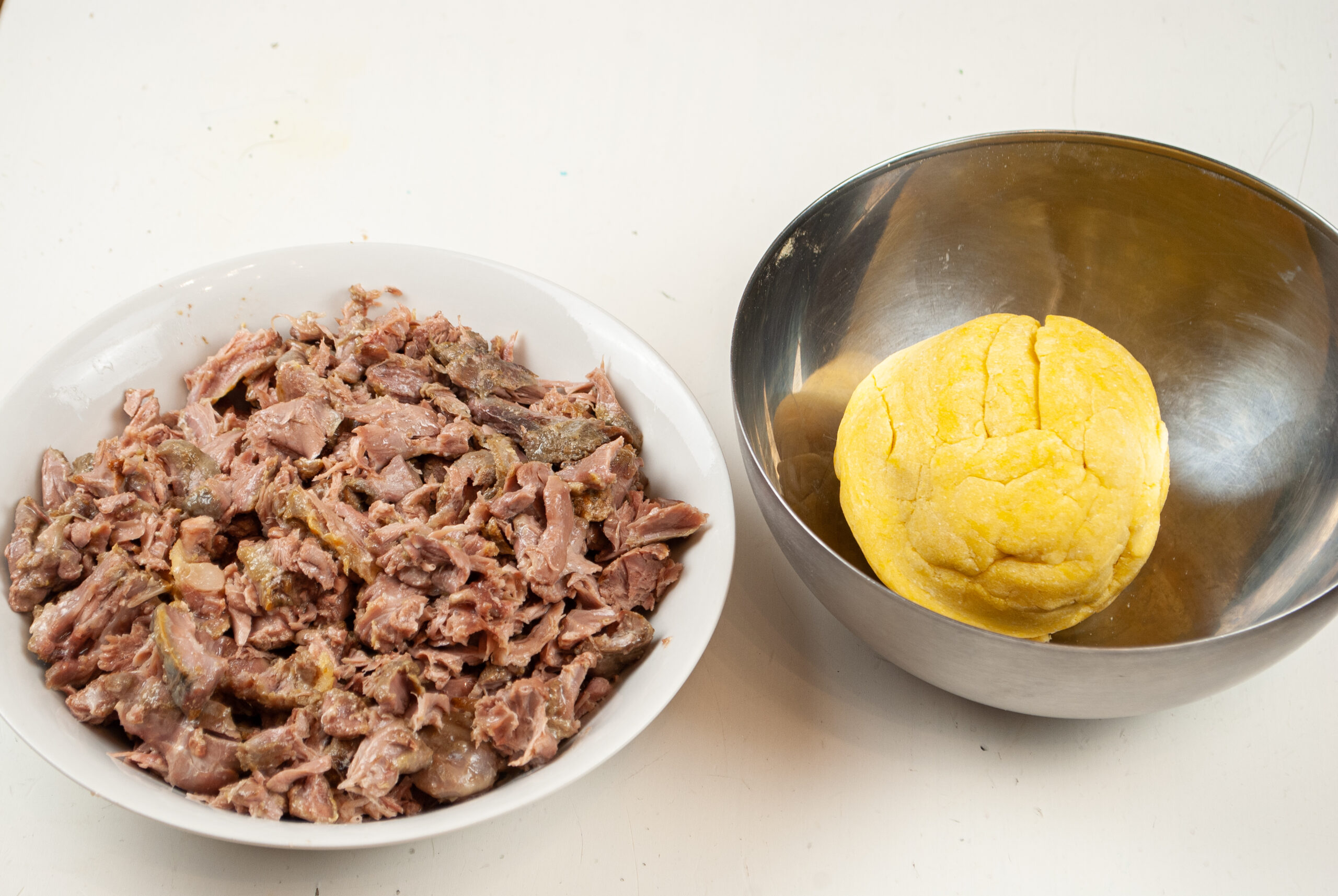 Для равиоли из индейки мясо надо обобрать с кости.