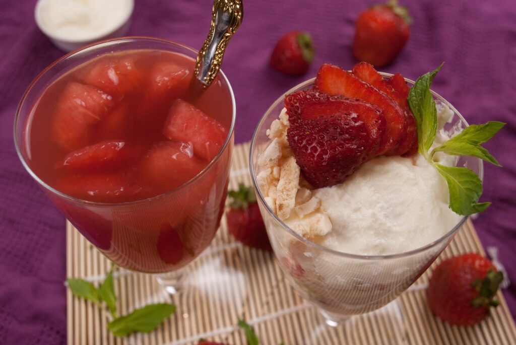 Eton Mess с арбузным крюшоном великолепно сочетаются друг с другом.