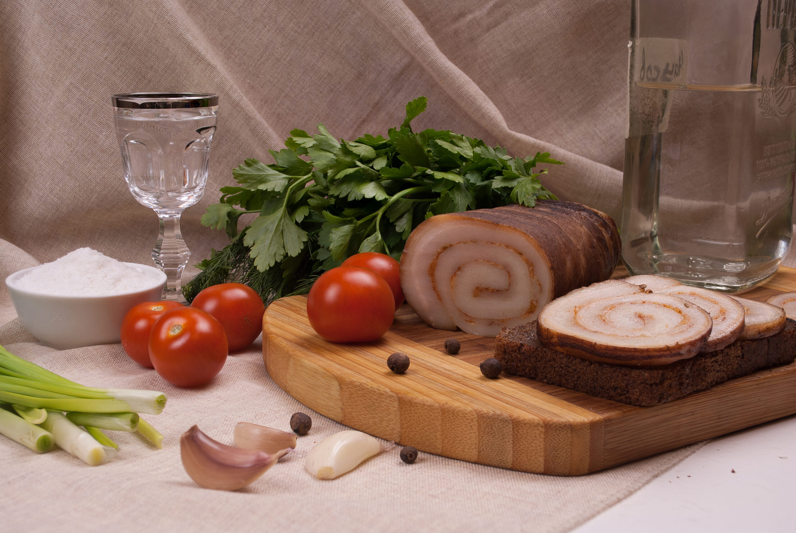 Тонкое сало, после отваривания, ух какое вкусное и нежное.