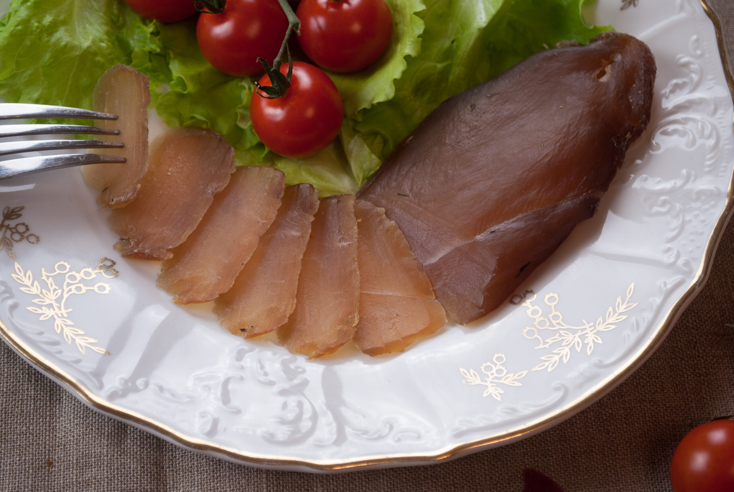 Вяленая куриная грудка на тарелке.
