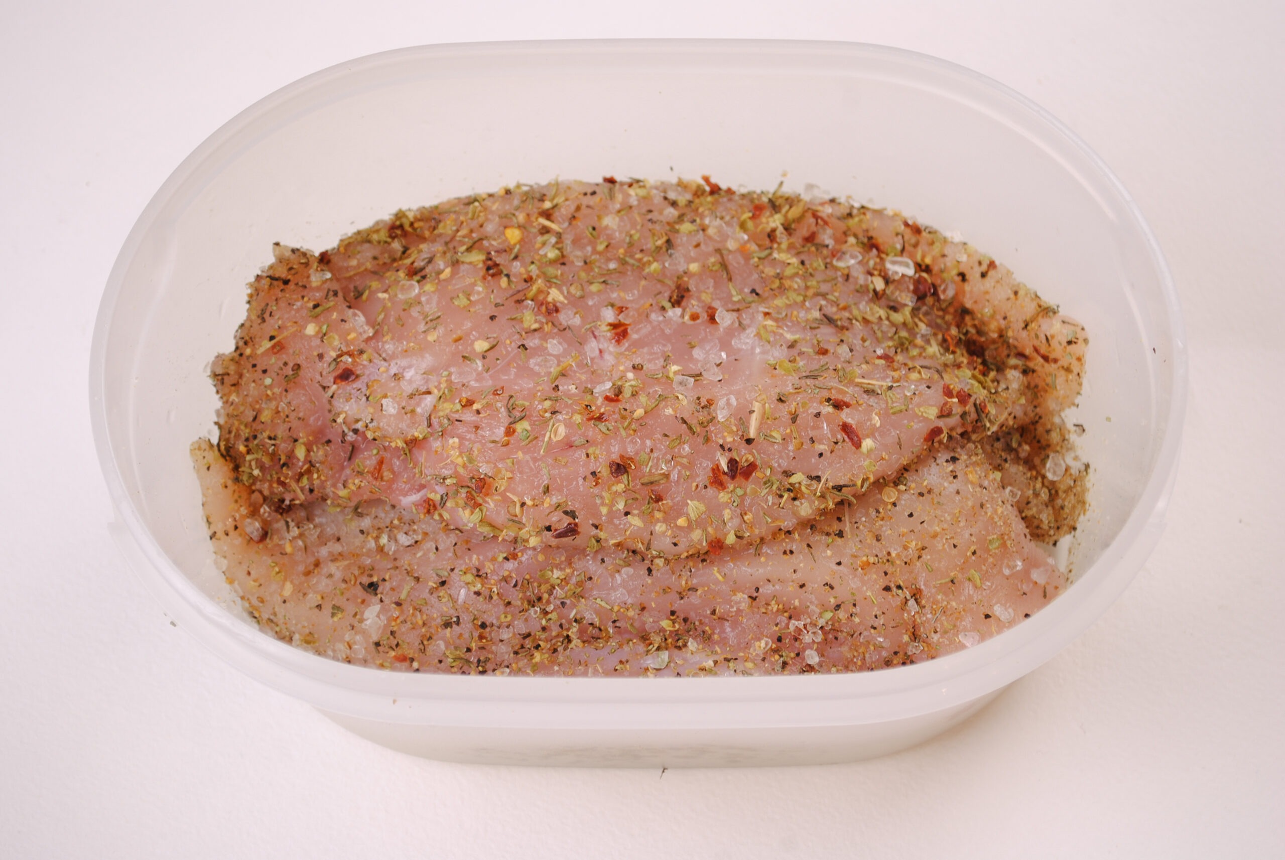 Будущая вяленая куриная грудка в посоле.