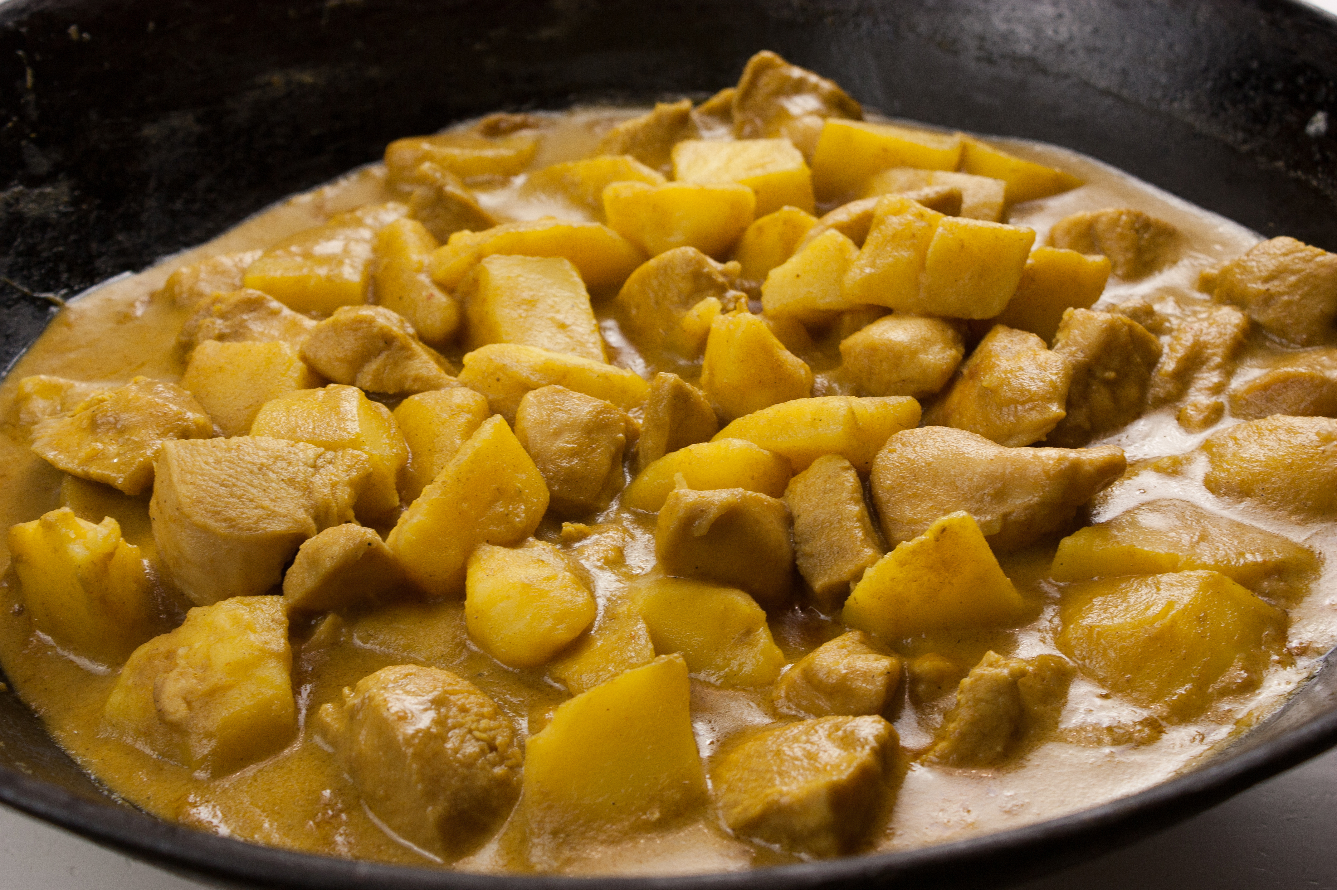 Сваренная картошка и жёлтый тайский карри.