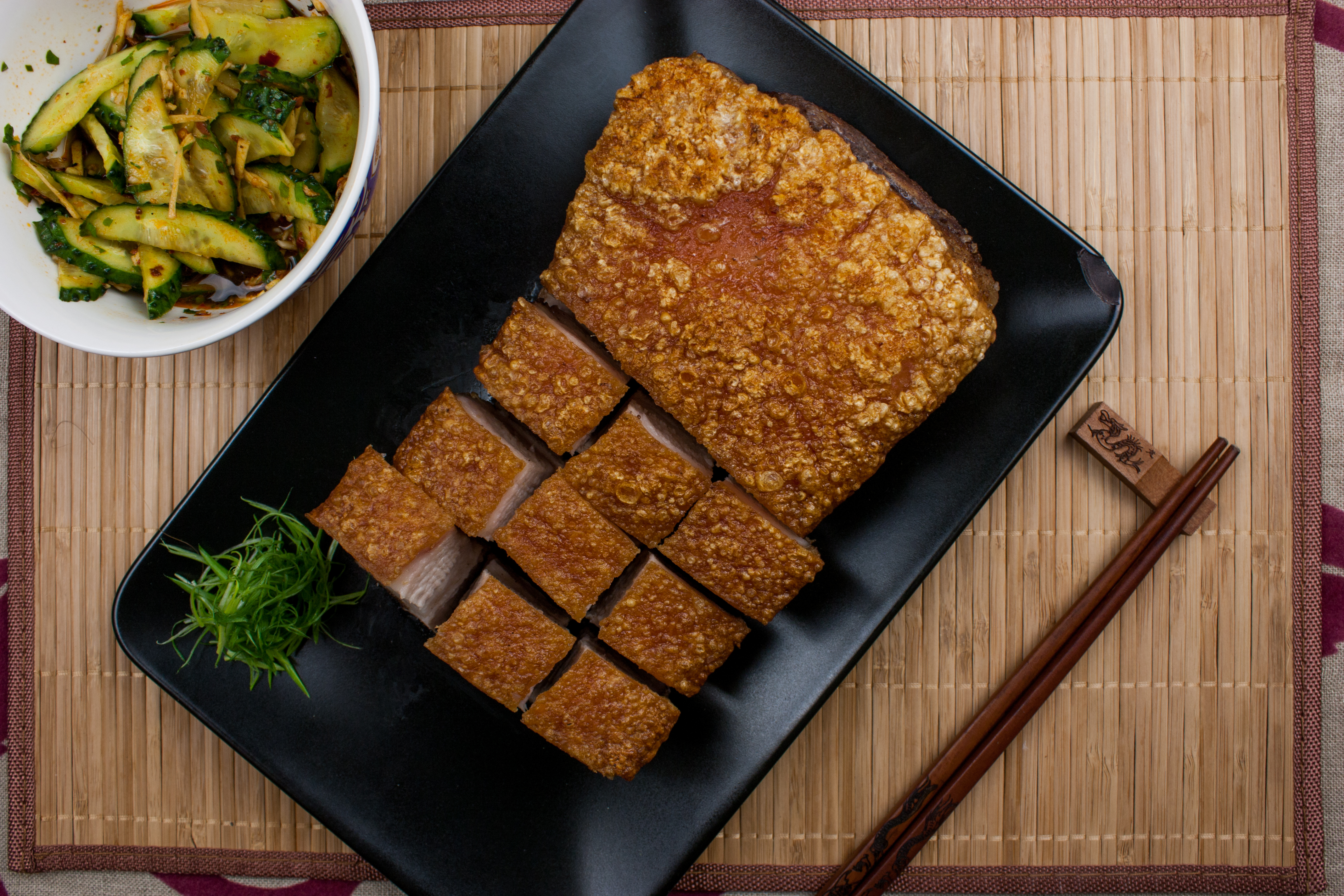 Свинина с хрустящей шкурой подана к столу!