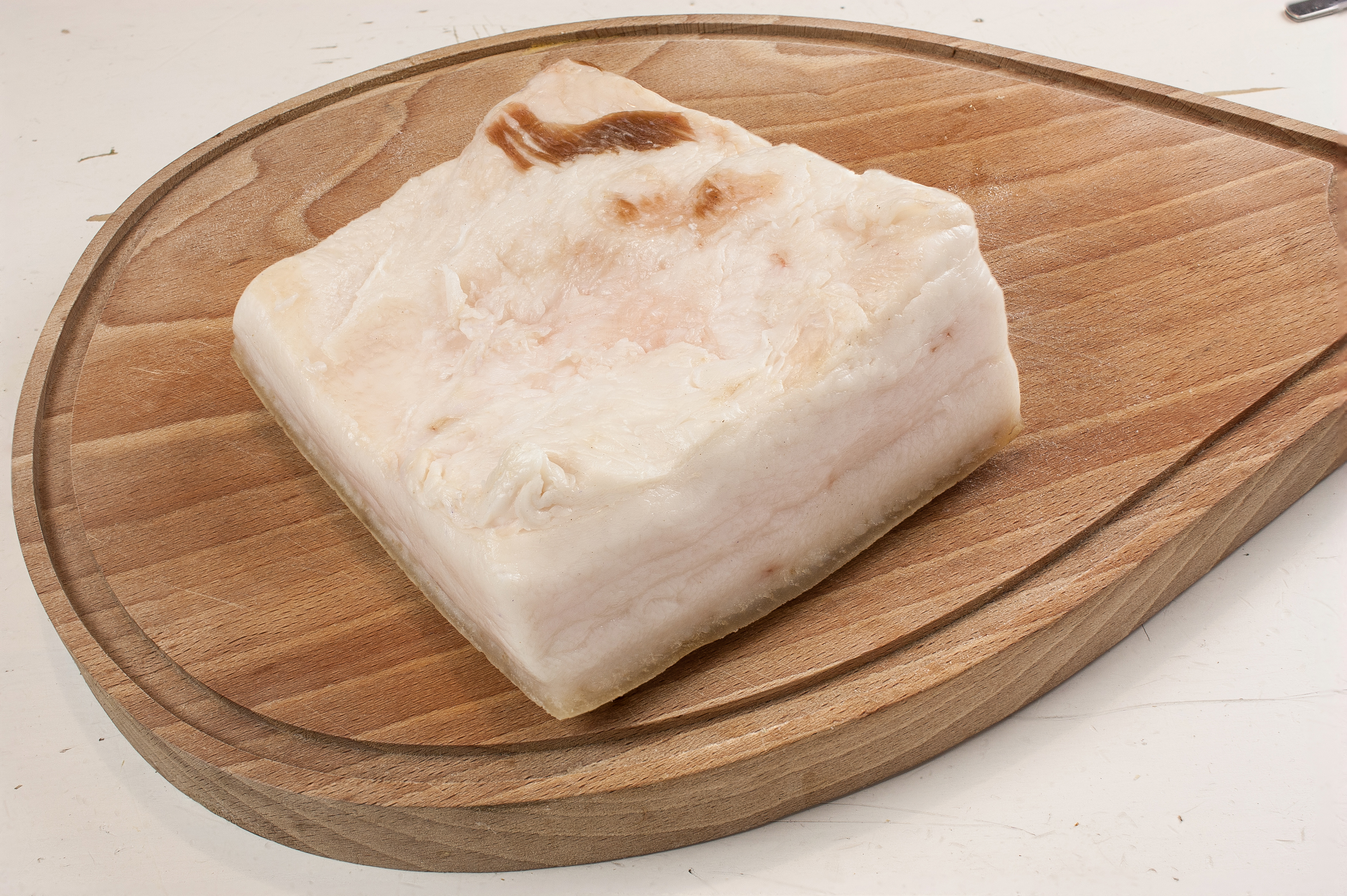 Сало по итальянским мотивам выглядит белоснежным.
