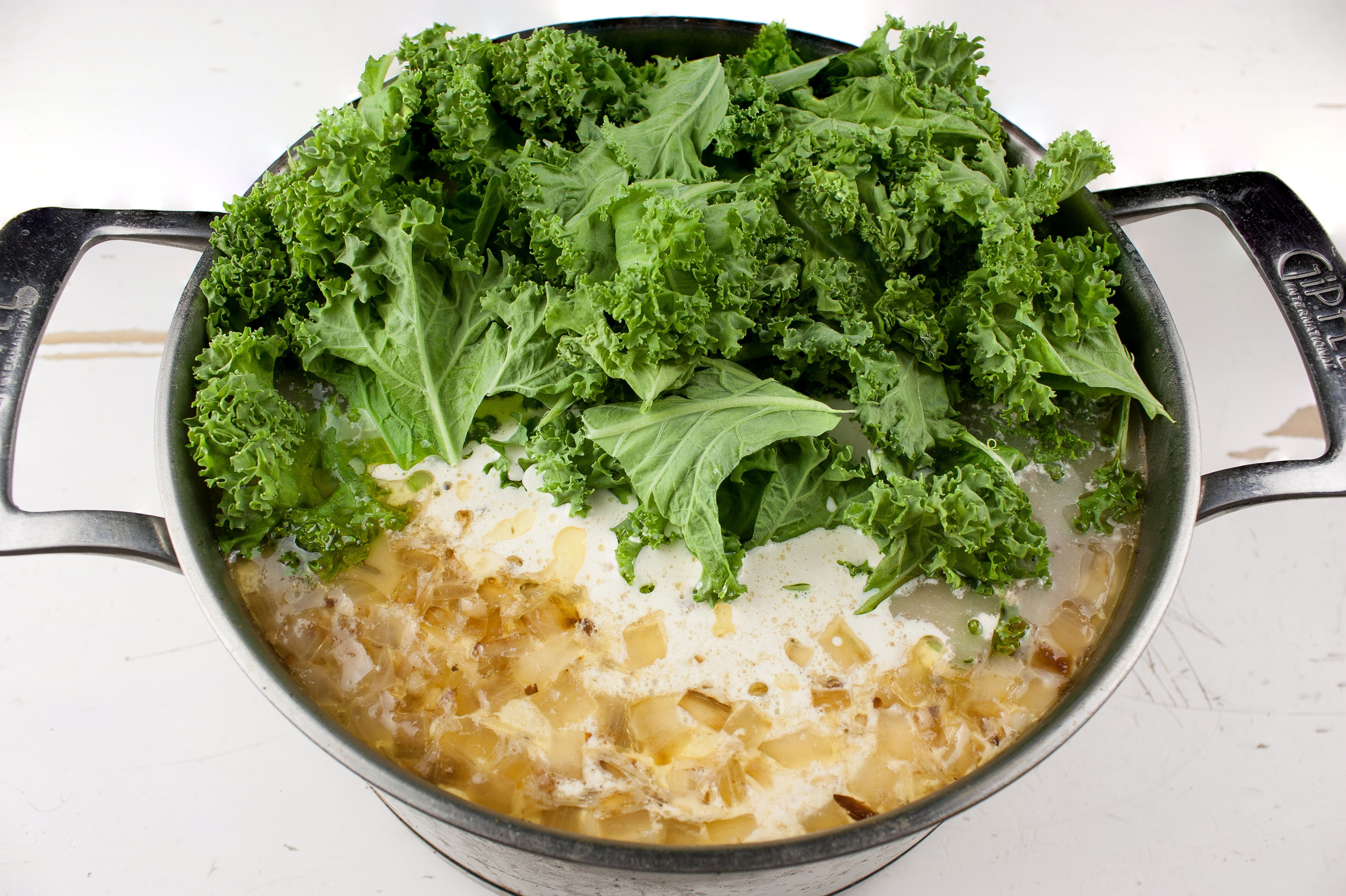 Заложим в Olive Garden's Zuppa Toscana кейл и сливки.