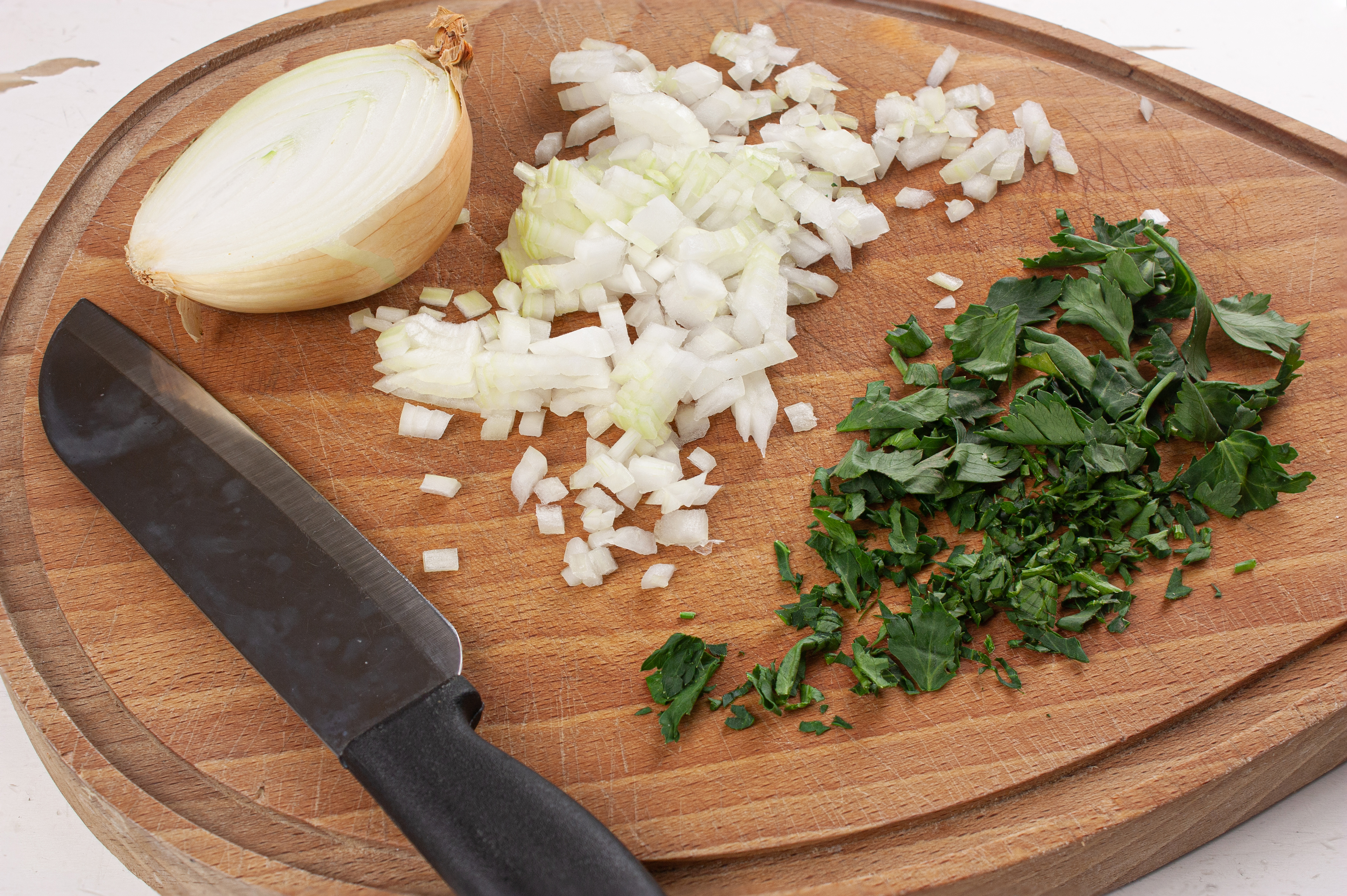 Лук и зелень измельчить на убершрайкский мясник.
