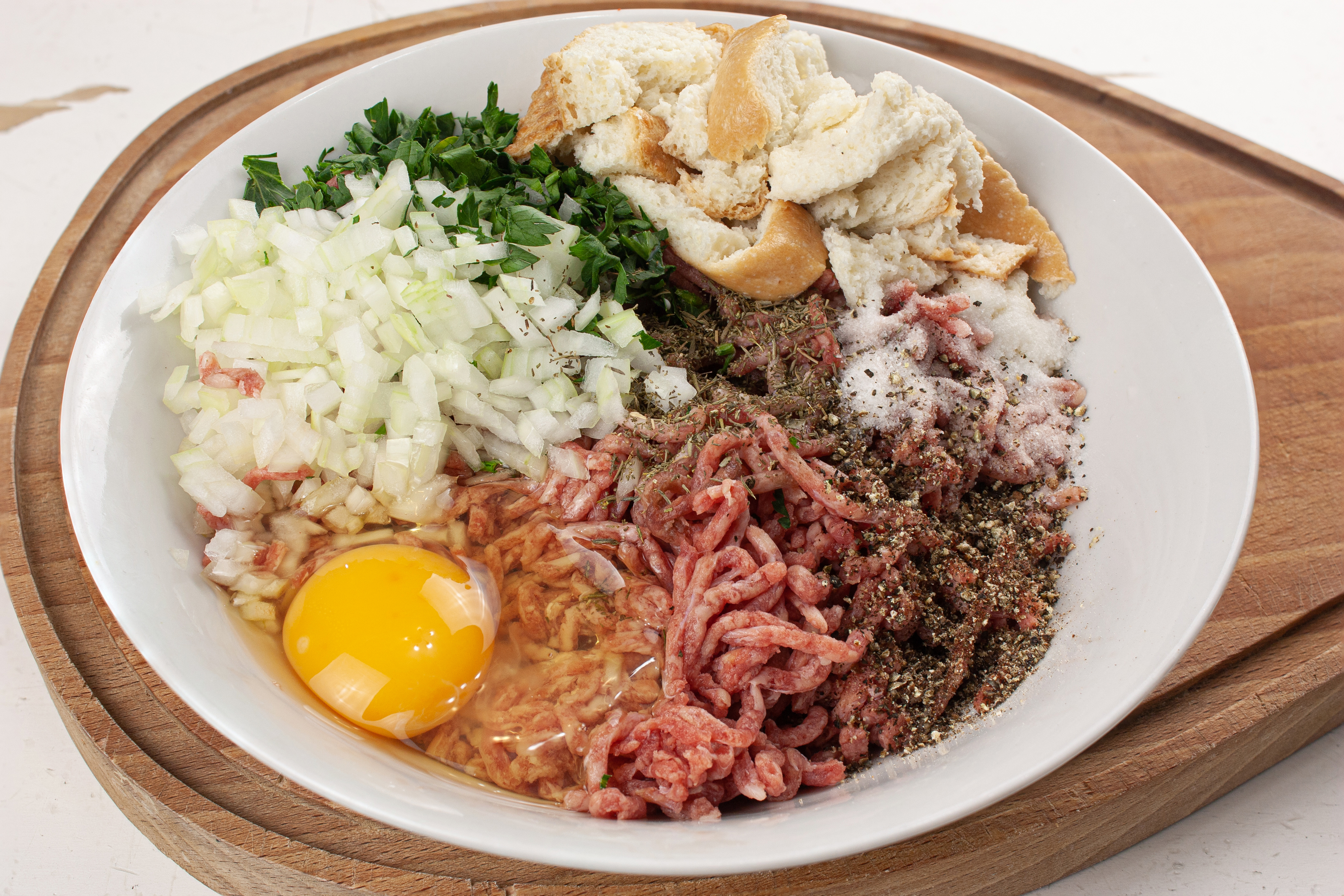 Смешаем всё для фарша для котлет в убершрайкский мясник.