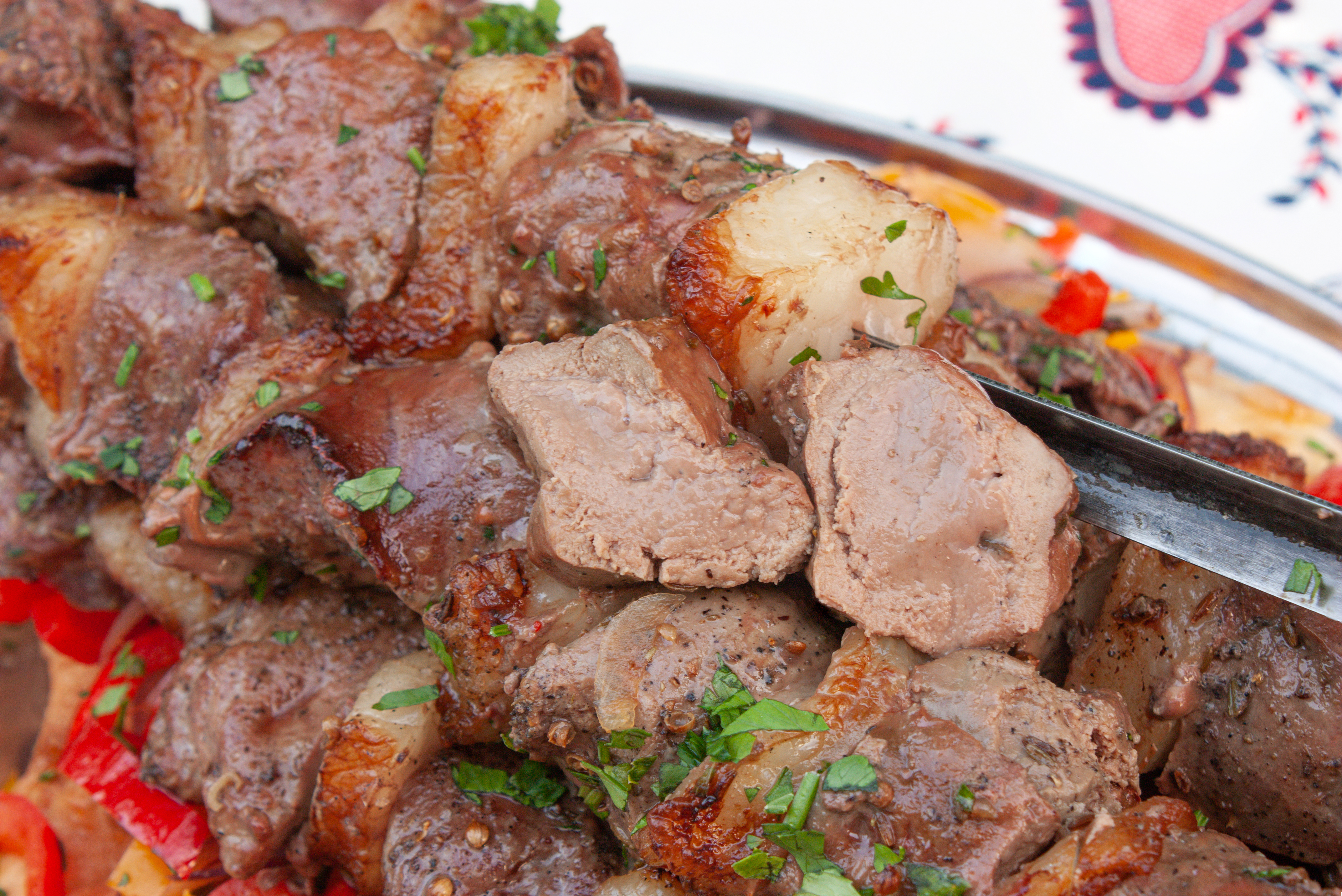 Шашлык из печени в разрезе.