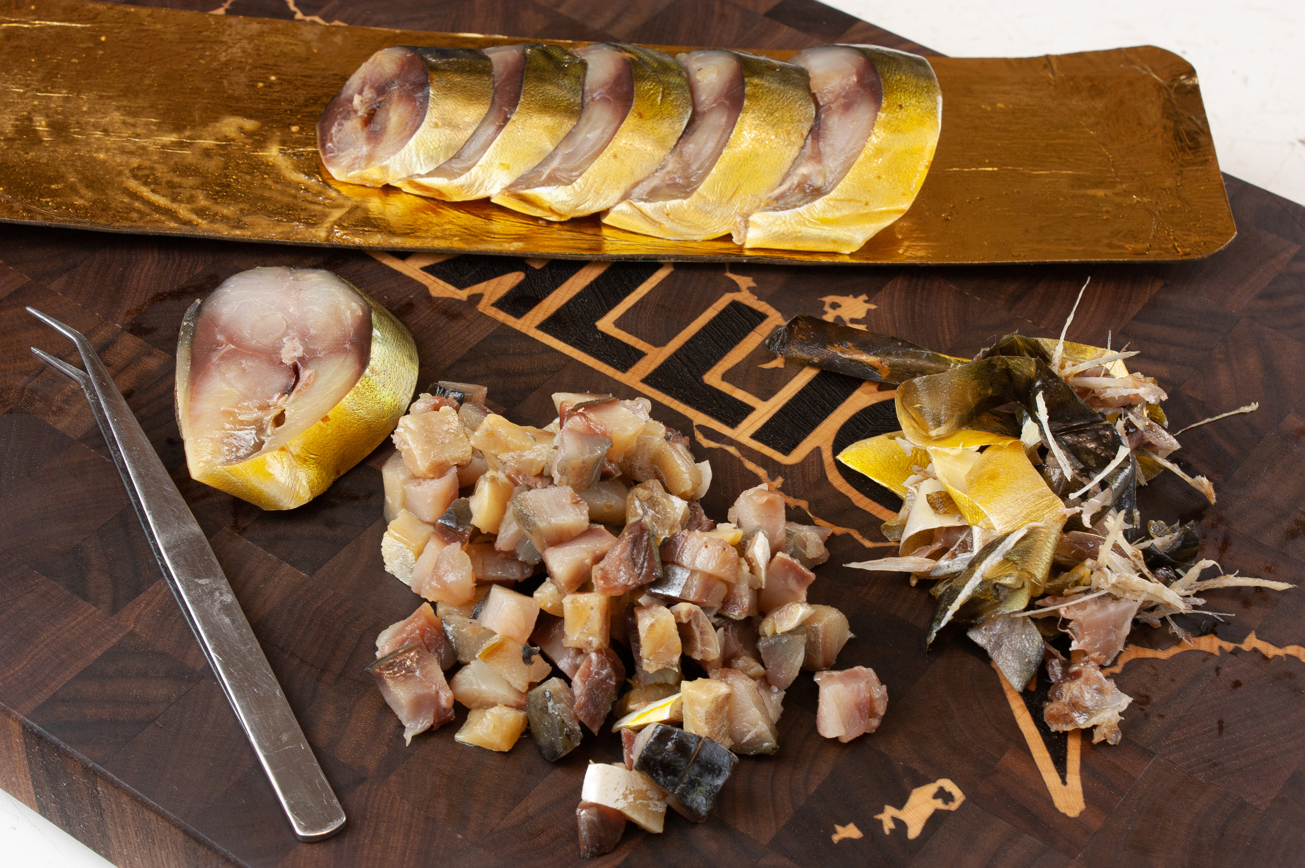 Зачищаем и нарезаем копчёную скумбрию.