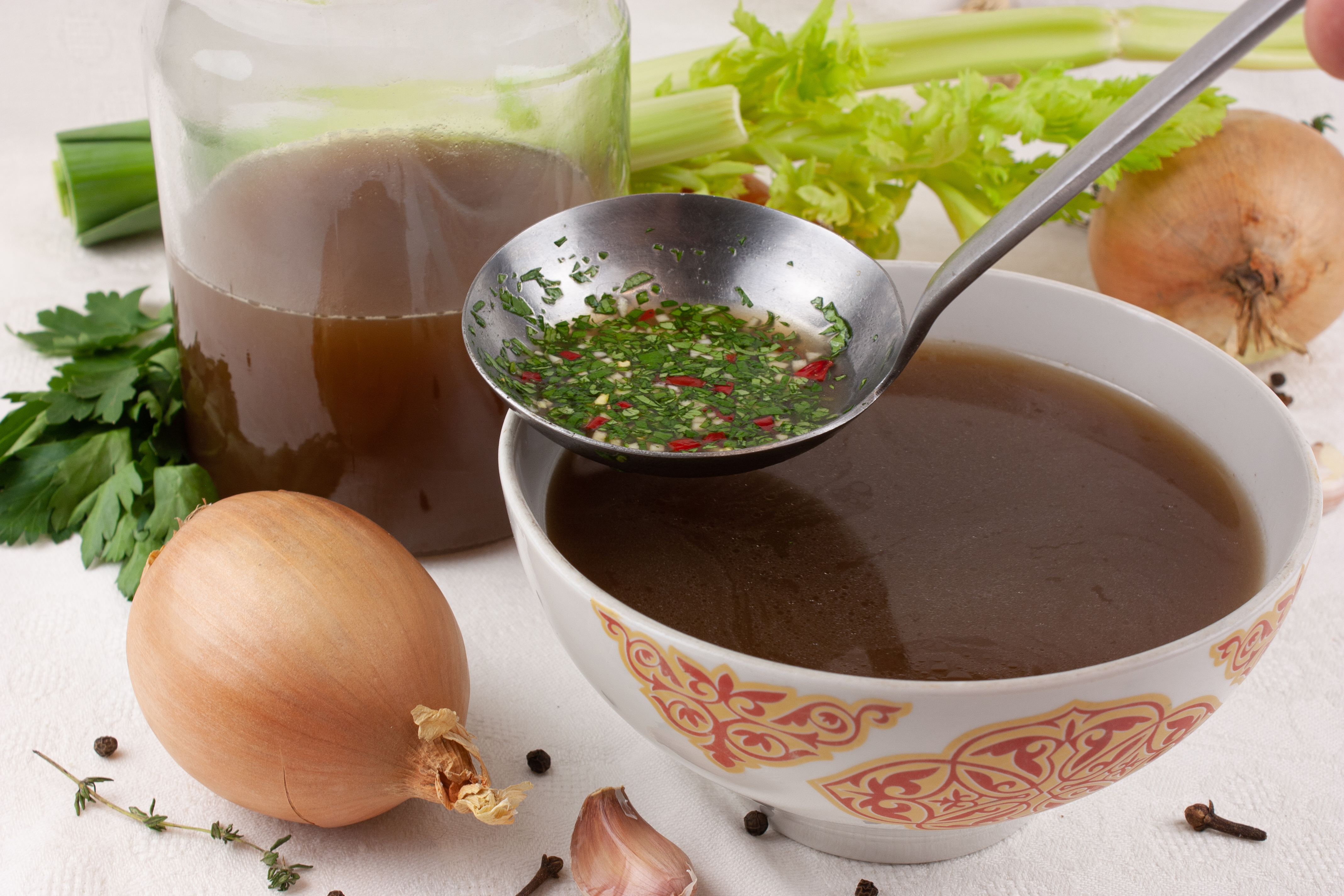 Готовый тёмный куриный бульон.