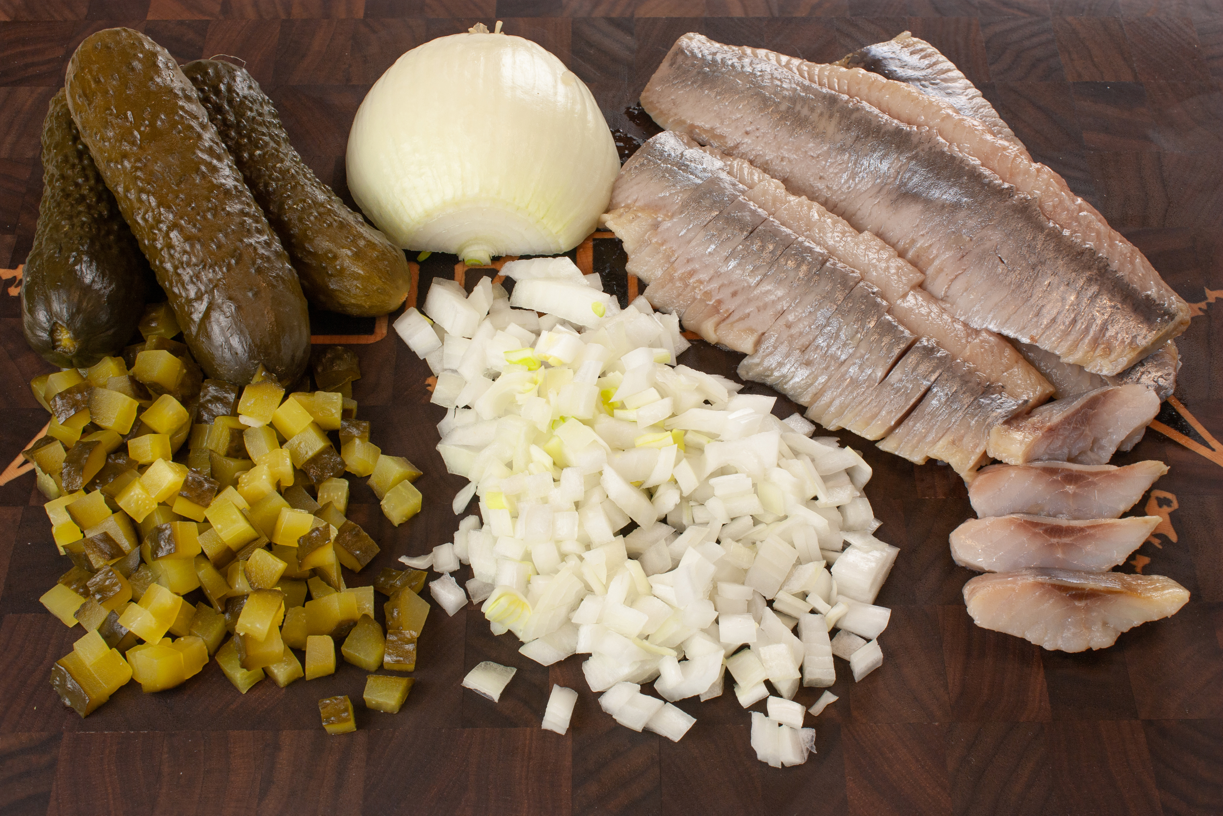 Нарезаем остальные продукты подобно тому как на картинке.