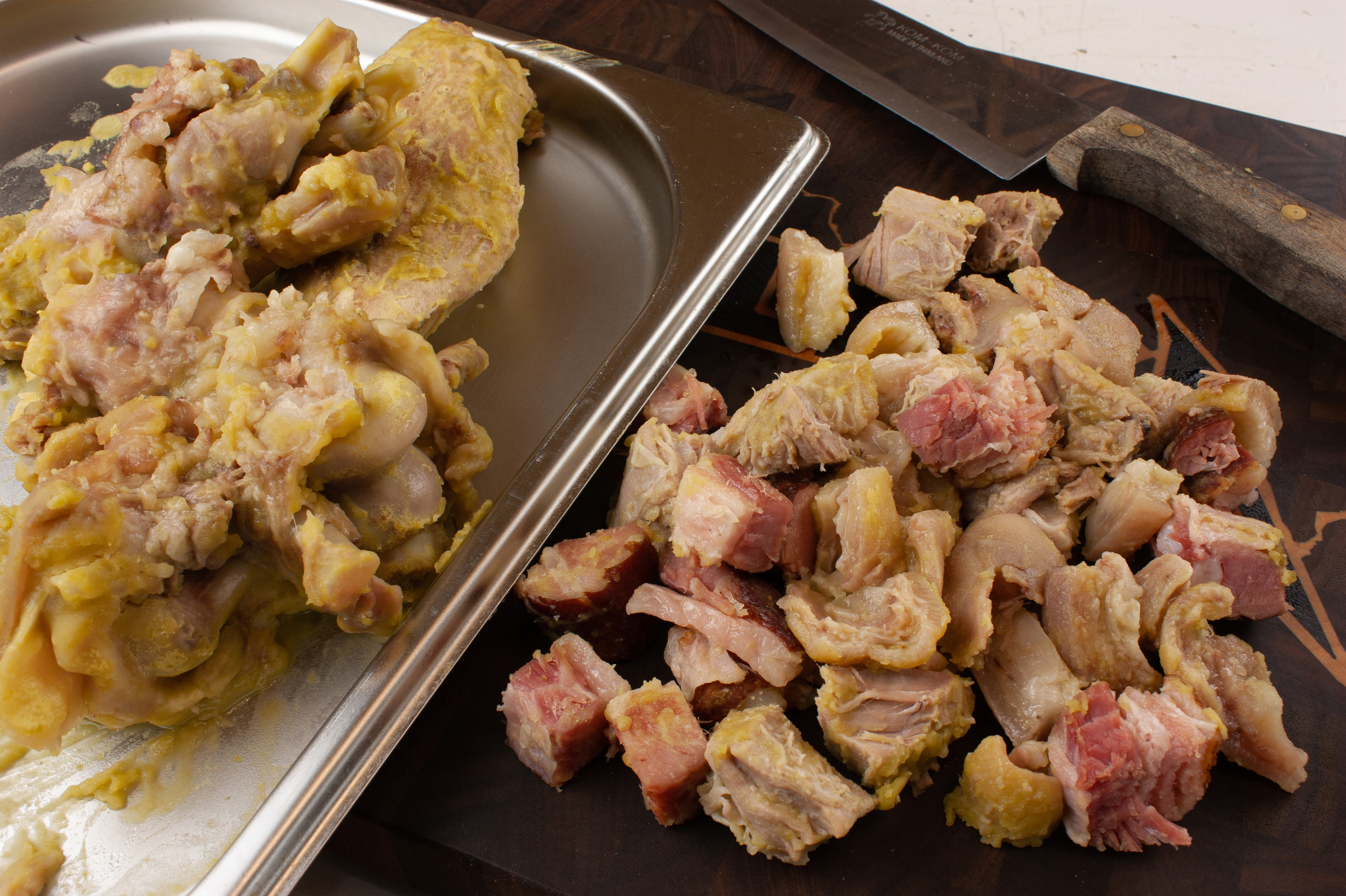 Нарезаем мясо на удобные для поедания кусочки, избавляясь от костей.