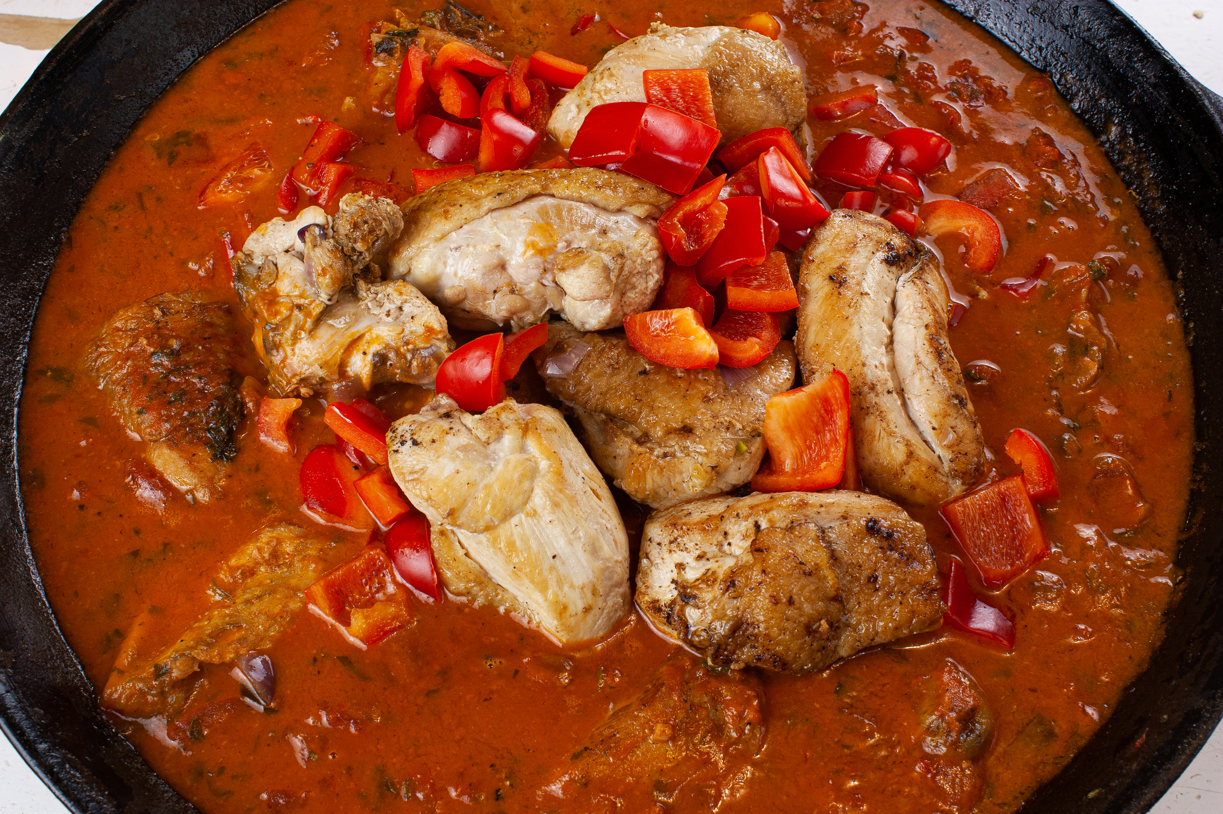 Заложим куриные грудки и красный перец.