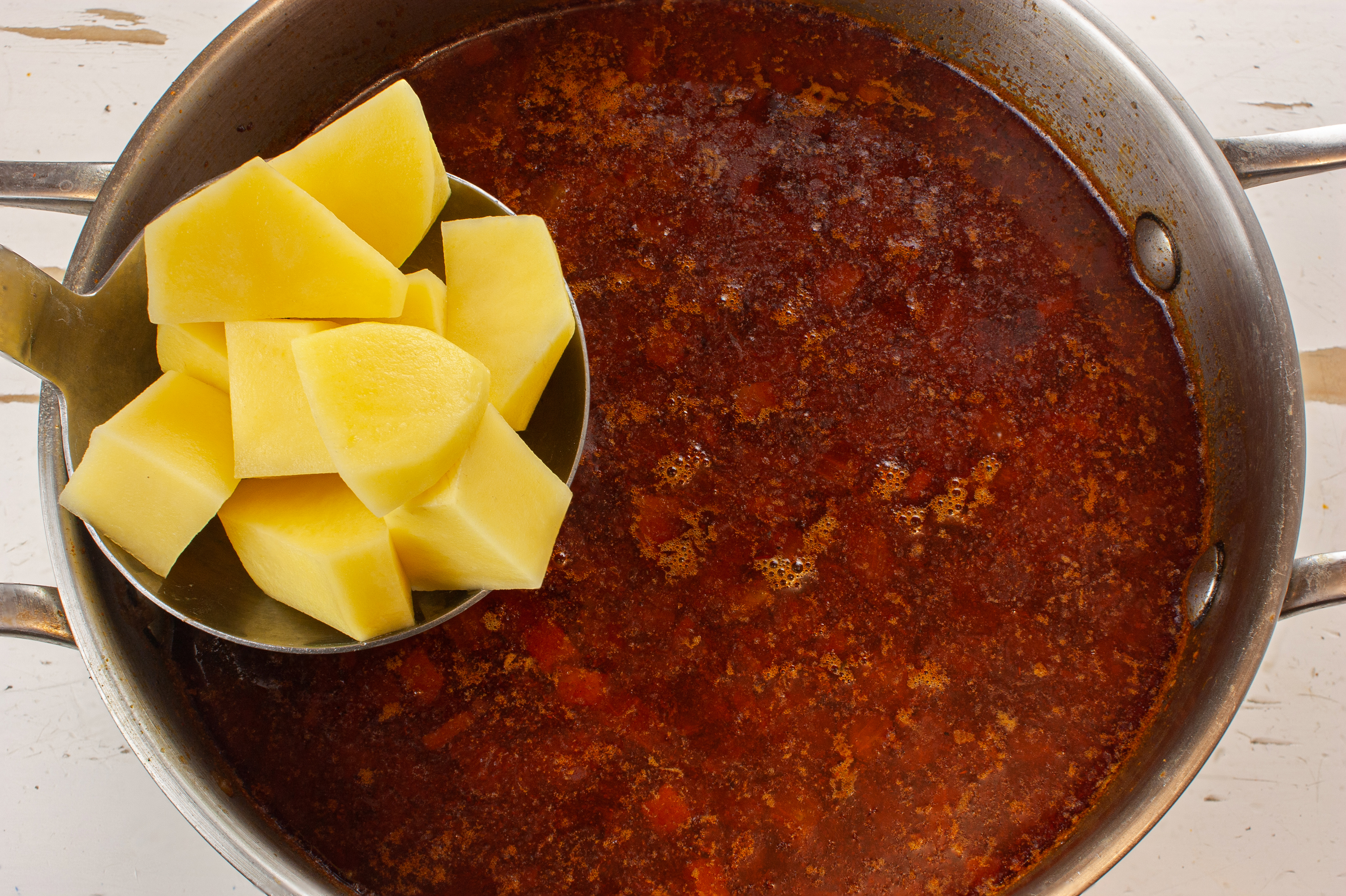Вольём всю воду. Сварим мясо до готовности. Заложим картофель.