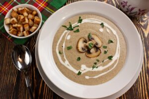 Крем-суп из шампиньонов со сливками, грибами и сухариками